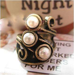 VINTAGE STYLE BIG DRESS RING WITH PEARLS.