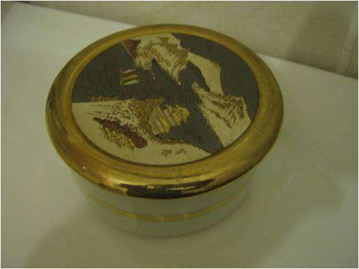VERY DAINTY JAPANESS TRINKET BOWLS - LETTERING IN 24KT GOLD - NO IDEA OF VALUE