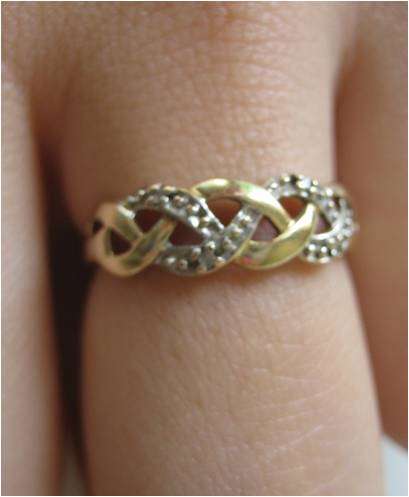 SIMPLE & TIMELESS 9CT GOLD AND DIAMOND RING - TESTED