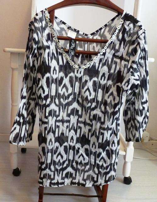 LARGE BLACK & WHITE KAFTAN PIA ROSSINI SHIRT - TAG ON