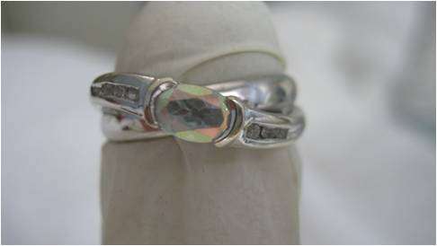 SOLID 9CT WHITE GOLD RING CROSS OVER STYLE WITH CRYSTAL