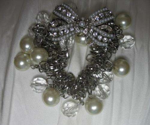 BRACELET WITH FAUX PEARLS & BOW