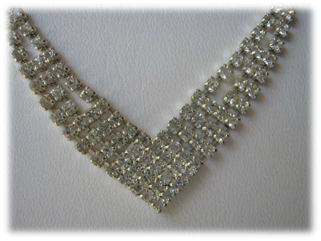 V - NECKLACE WITH DIAMANTES