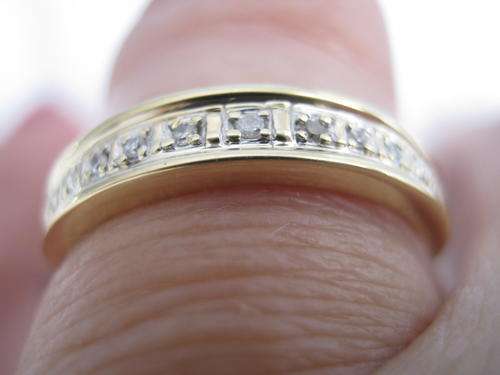 9CT YELLOW GOLD RING WITH 11 GENUINE DIAMONDS