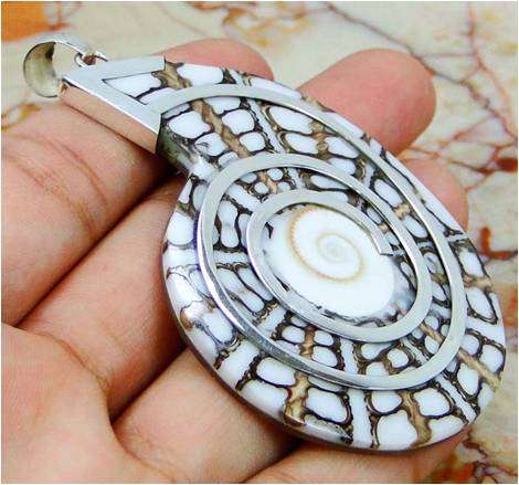 NATURAL SHELL & 925 SILVER PENDANT; 79mm; 41