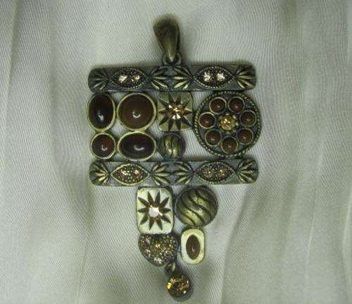 UNUSUAL PENDANT PIECE WITH AUTUMN TONES