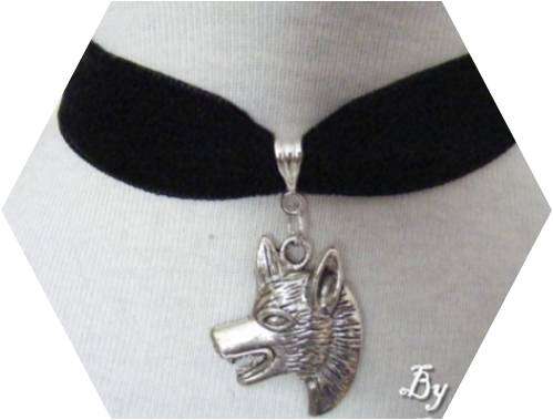 BEAUTIFUL HAND MADE GOTHIC VELVET CHOKER WITH WOLF
