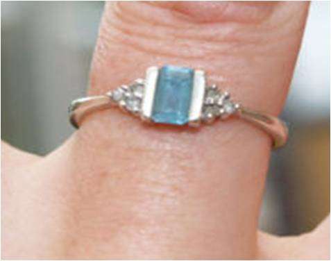 9CT WHITE GOLD WITH BLUE TOPAZ WITH 6 DIAMOND IN TOTAL