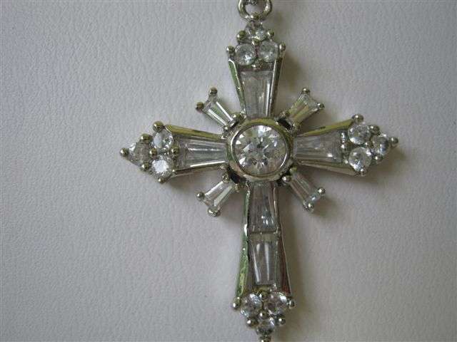 WHAT A BEAUTIFUL SILVER CRUCIFIX AND CHAIN
