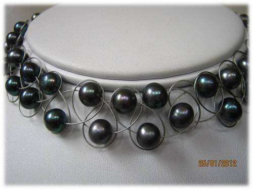 UNUSUAL CHOKER WITH FRESH BLACK PEARLS