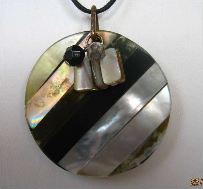 BEAUTIFUL NATURAL SHELL STRIPS ON ROUND DISC NECKLACE