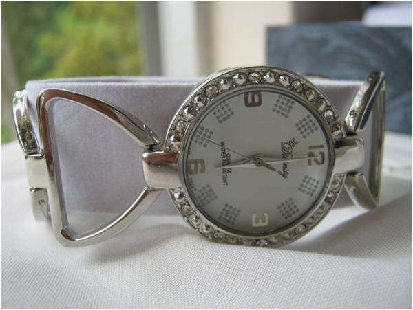 DIVINITY WATCH AND NECKLACE SET - GLAMOUR COLLECTION