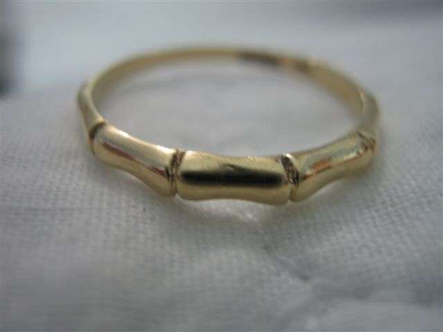 SOLID 9CT GOLD RING WITH BAMBOO DESIGN - HALLMARKED