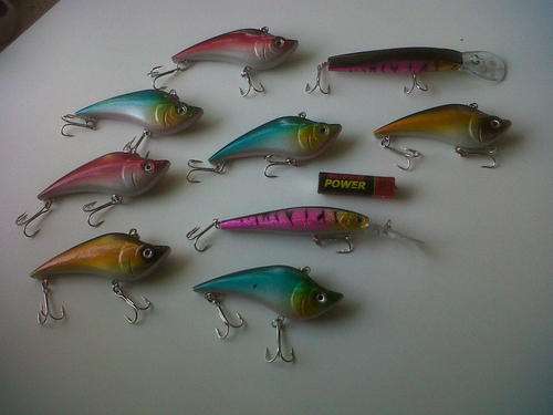 LOT OF 9 FISHING LURES    *SEE PICTURES*