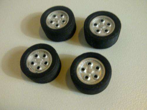 4 x SCALEXTRIC RIMS AND NEW TYRES (1 /32 SCALE SLOT CAR SPARES)