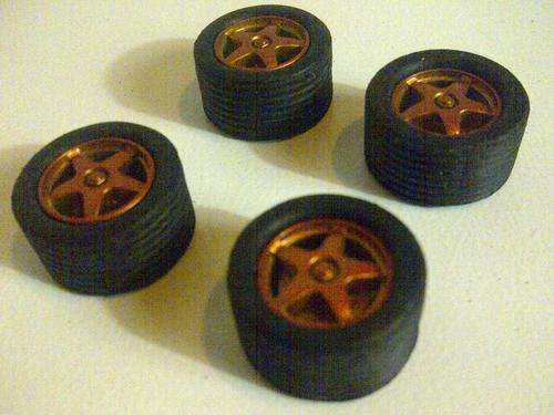 4 X SCALEXTRIC RIMS WITH NEW TYRES  -  1/32 SCALE SLOT CAR SPARES