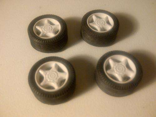 SLOT CAR SPARES - 4 x NINCO RIMS WITH TYRES (NEW)