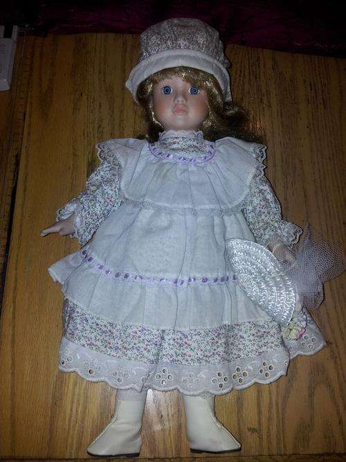 DOLL WITH BONNET AND FLOWERS - PORCELAIN 40CMS