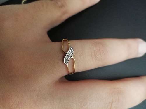 9ct Solid Yellow Gold with 3 Genuine diamonds Ring