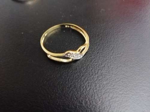 9ct Solid Yellow Gold with 3 Genuine diamonds Ring