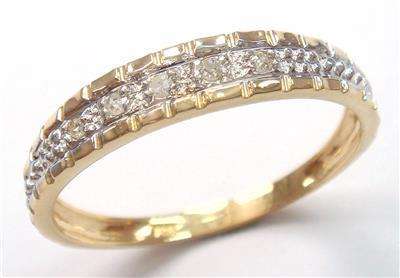 BEAUTIFUL 9CT YELLOW GOLD WITH 5 GENUINE DIAMONDS RING