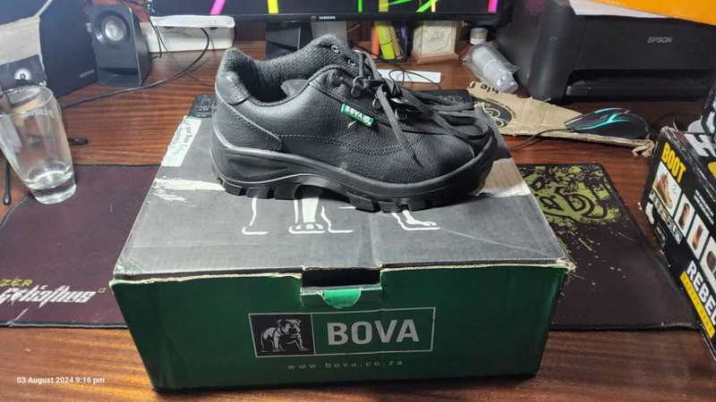 New Rebel Safety Boots Size 2