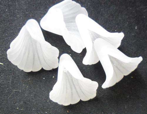 Acrylic White Lily, 17mm x 18mm - Pack of 10.