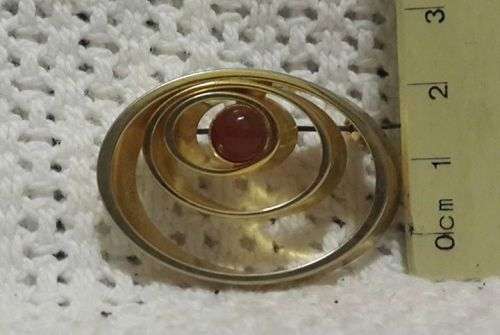Gold tone brooch - Nice!