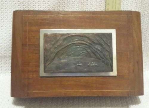 Vintage - pretty wooden jewelry box - padded