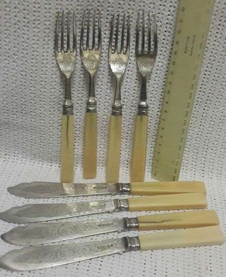 Set of 4 Fish knifes and forks - LOOK!