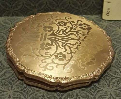 Beautiful powder compact!!