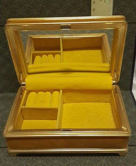 Gorgeous vintage gold velvet jewelry box!!
