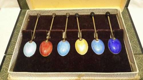 Pretty  set of made in England spoons - Enameled