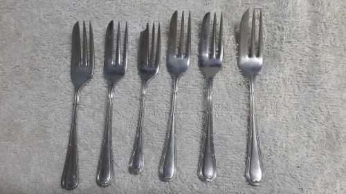 6 Pretty mis-matched cake forks