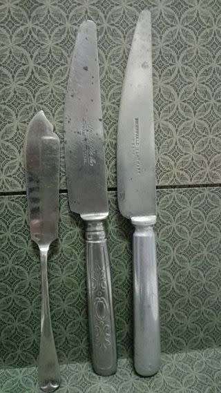 3 miss-matched knifes