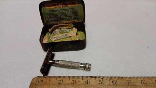 Small lady razor in tin - Look!