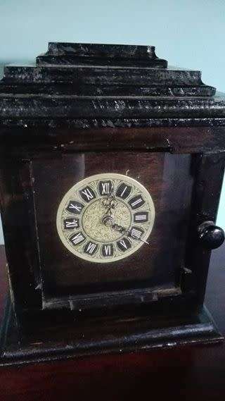 Mantel Clock - works with battery, chimes - wins time. West Germany