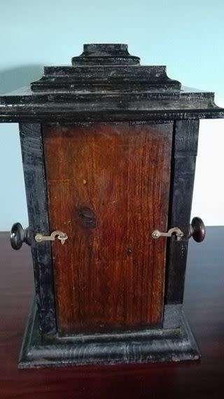 Mantel Clock - works with battery, chimes - wins time. West Germany
