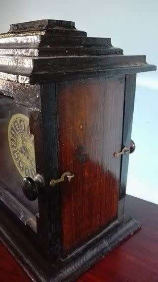 Mantel Clock - works with battery, chimes - wins time. West Germany