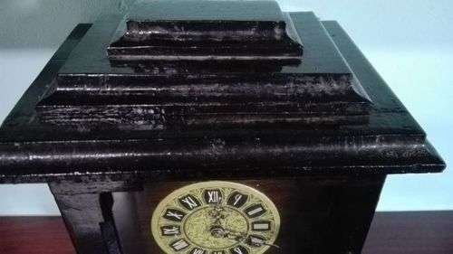 Mantel Clock - works with battery, chimes - wins time. West Germany