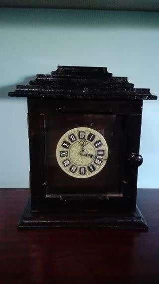 Mantel Clock - works with battery, chimes - wins time. West Germany