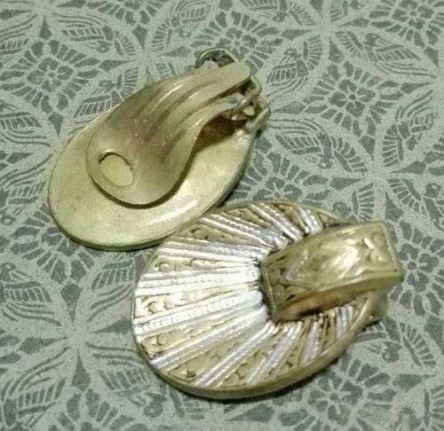 Vintage clip on earrings - Pretty!