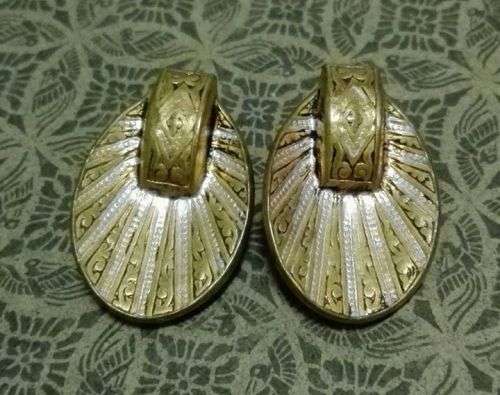Vintage clip on earrings - Pretty!