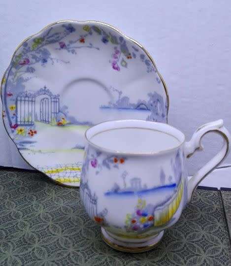 Royal Albert Bone china  - Rosedale! WOW!!! LOOK!! Cup and saucer - Demitasse cups