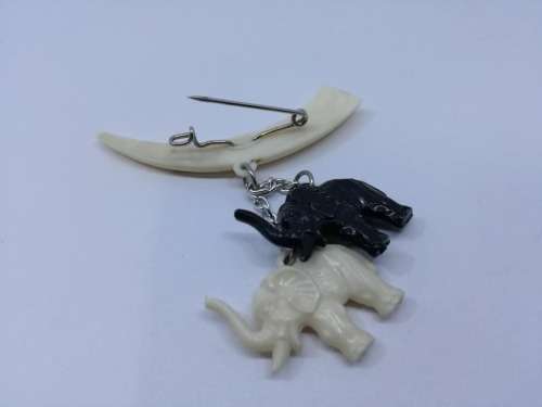 Lovely vintage Table Mountain brooch- Look!