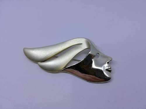 Lovely vintage brooch- Look!