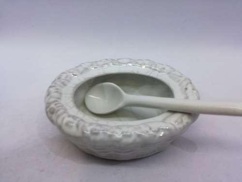 Bordalo Pinheiro ceramics white chicken with spoon