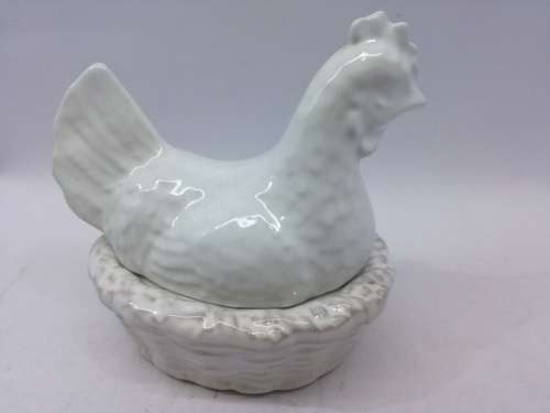 Bordalo Pinheiro ceramics white chicken with spoon