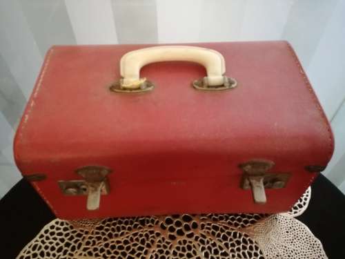 Vintage Sapro Vanity Case - outside in good condition - inside needs cleaning - 19x32cm