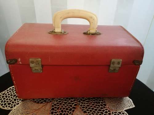 Vintage Sapro Vanity Case - outside in good condition - inside needs cleaning - 19x32cm